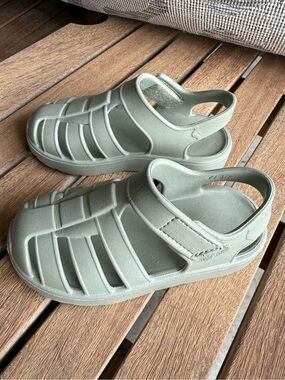 Gender neutral waterproof shoes